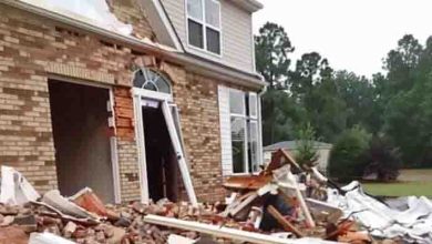 Photo of Son Who Didn’t Visit His Mother for Years Comes and Sees Her House Destroyed