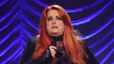 Photo of Fans Notice Wynonna Judd, 60, ‘Lost Too Much Weight’ as She Flaunts ‘Skinny’ Look in Black Plunging Outfit